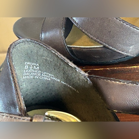 Me Too Small Heeled Brown Leather Upper Sandals EUC size 8.5 fits an 8 as well - Picture 6 of 9